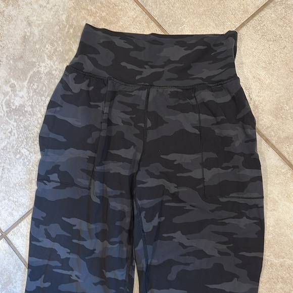Athleta Salutation Black Gray Camo Jogger Pants S Joggers Leggings - Picture 5 of 7
